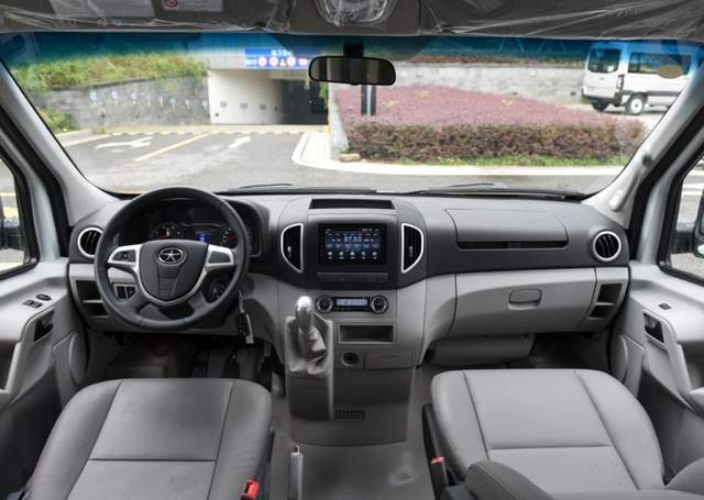 江淮一直致力于轻客推出的星锐国六版内饰很素但很实用