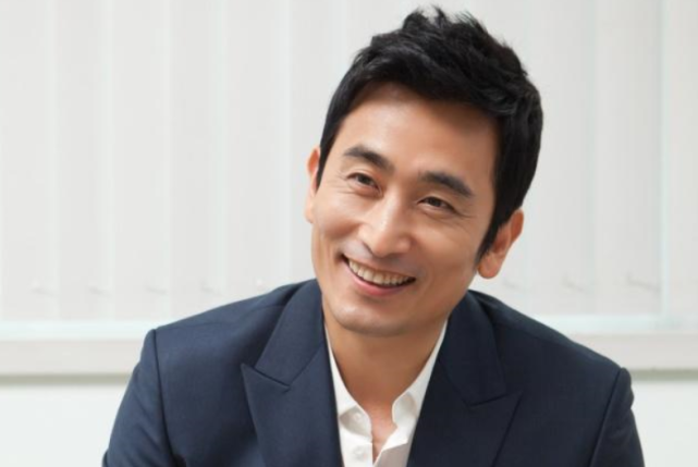 魅力男神车仁表富二代当演员领养2个女儿一家五口很幸福