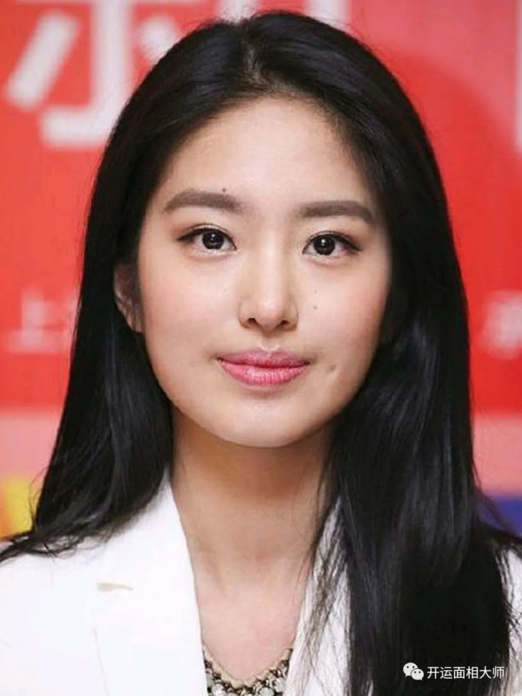 杨采钰真的非常的土气颜值可以说是没有任何的记忆点