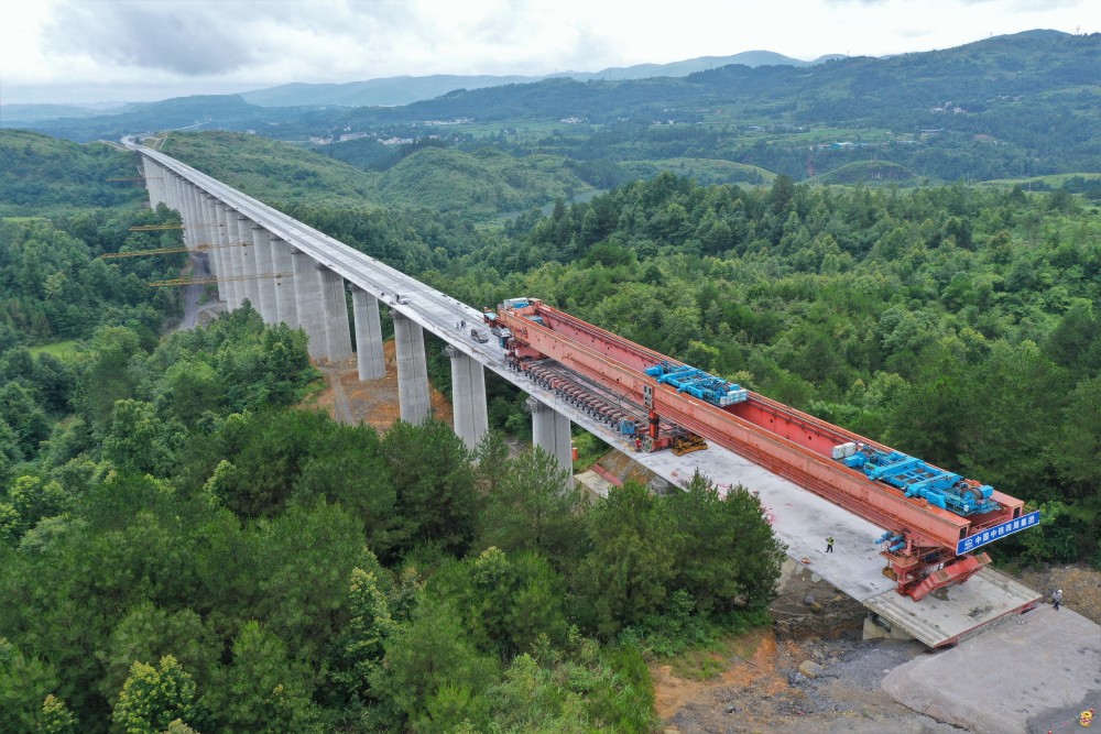 千米,是我国"八纵八横"高速铁路主通道包头至海口通道的重要组成部分