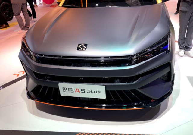 狂野男孩炫酷来袭思皓a5plus尺寸升级车身拉花很拉风