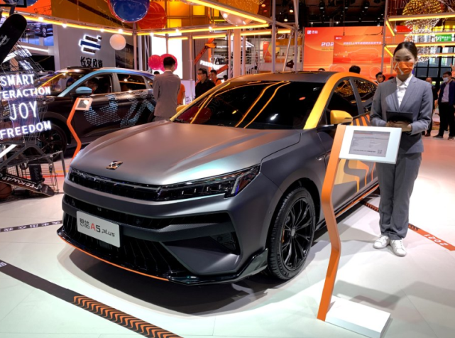 狂野男孩炫酷来袭思皓a5plus尺寸升级车身拉花很拉风