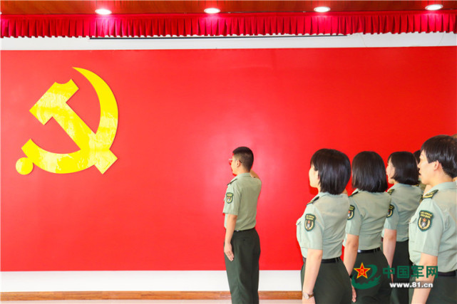 军人在党旗宣誓的照片图片