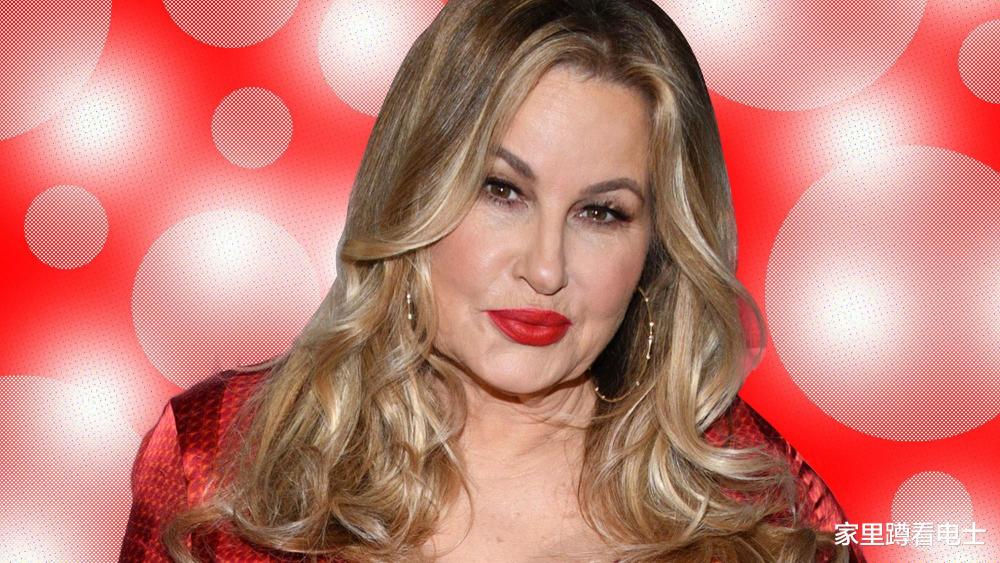 《破产姐妹》女星59岁仍未婚,出演《美国派》后开窍,超十年只谈姐弟恋