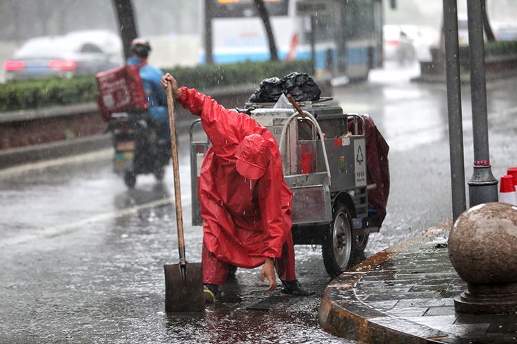目击|雨中"守城人"