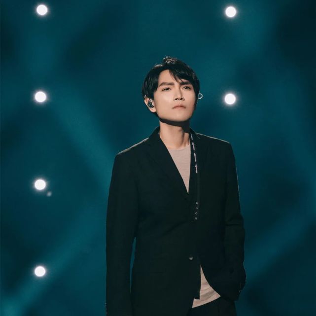 故事实力新星罗罗一首《沙漠骆驼》让他成为了火遍全网的新锐歌手造就