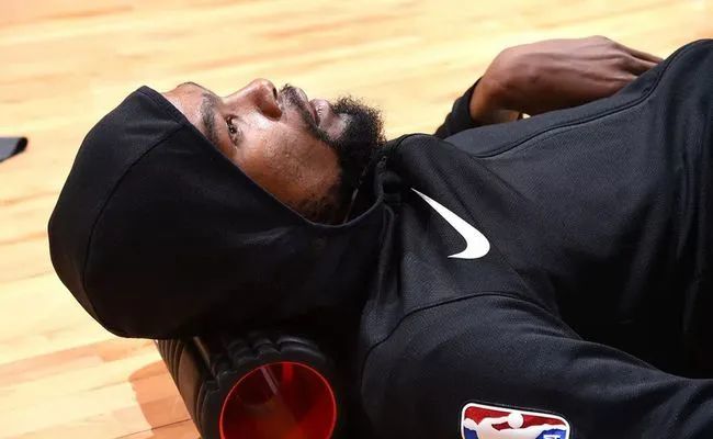 nba 侃球丨NBA球星赚了几个亿，为什么老了还要苟一份底薪？
