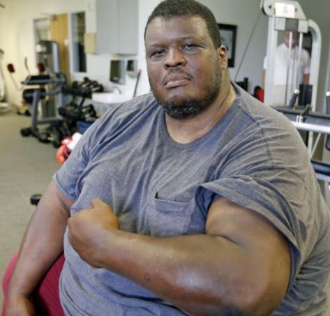 他是著名的相扑之王体重达到830斤娶了90斤的美女模特