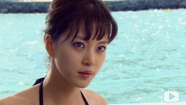 看韩剧的朋友,应该不会不熟悉她, 《幻想情侣》里的坏脾气富婆.