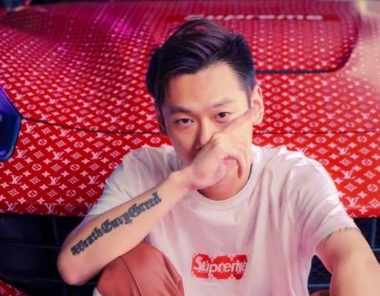 凭借独特的直播风格,洋气黄在虎牙拥有了不少粉丝的