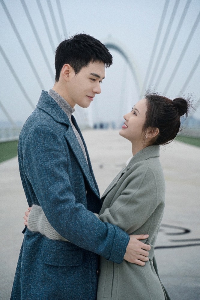 张慧雯与龚俊云梯星空吻在80米高空冻成狗