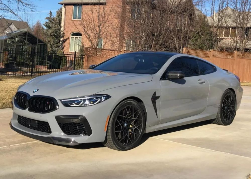 水泥灰宝马m8雷霆版,由内而外让人热血沸腾!_腾讯新闻