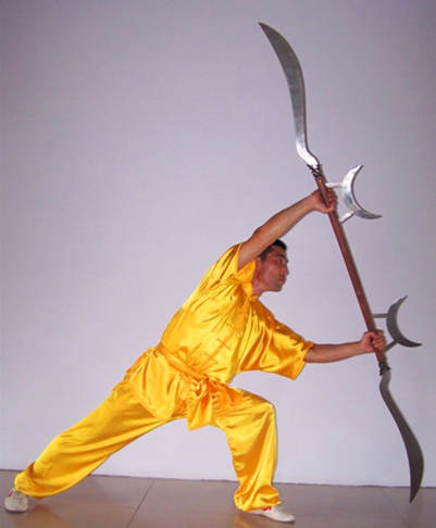 跨虎拦:鸳鸯拳武术双器械,长3尺4寸,前端似剑成十字交叉有对称两钩