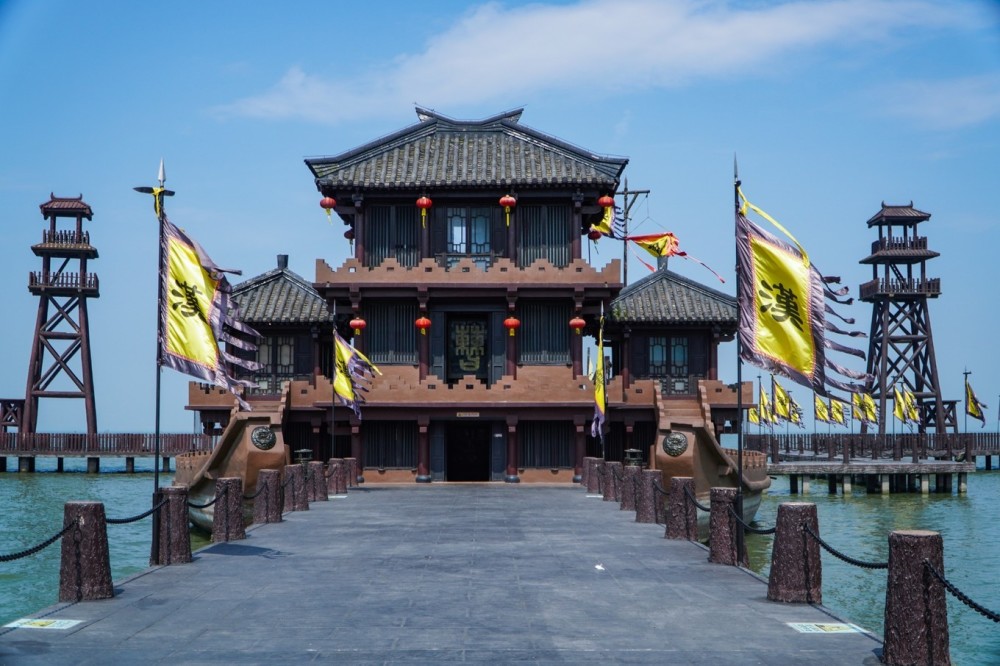 我们第一站去了曹营水寨,建在太湖边,里面有一座曹操楼船,楼船由上下