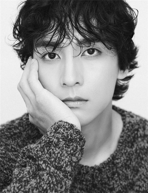 崔泰俊童星出道曾出演多部剧集 卷发写真帅气俊朗_腾讯新闻