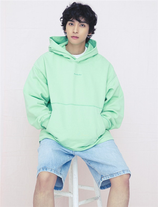 崔泰俊童星出道曾出演多部剧集 卷发写真帅气俊朗_腾讯新闻