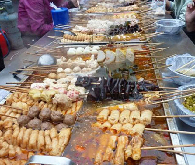 曾经火爆路边摊的麻辣烫现在居然被请到店里变成了高大上的美味