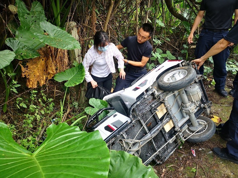 红河新街边境检查站成功救助两名交通事故受伤群众