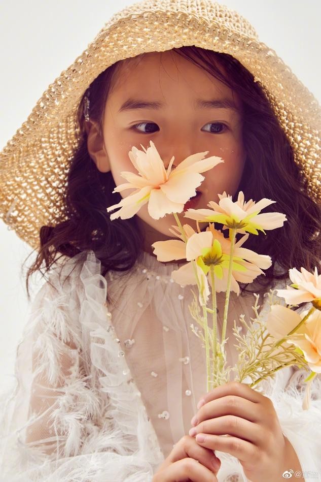 董璇晒5岁女儿写真,白色公主裙配精致波浪卷超萌,被指神似爸爸