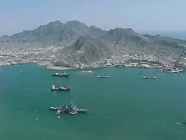 东边的也门也不富裕,唯一有钱的国家沙特阿拉伯距离海峡的距离又很远