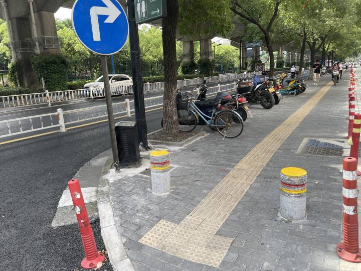 幫幫團杭州鬧市一小區門口共享單車亂停堵了車道怎麼解決