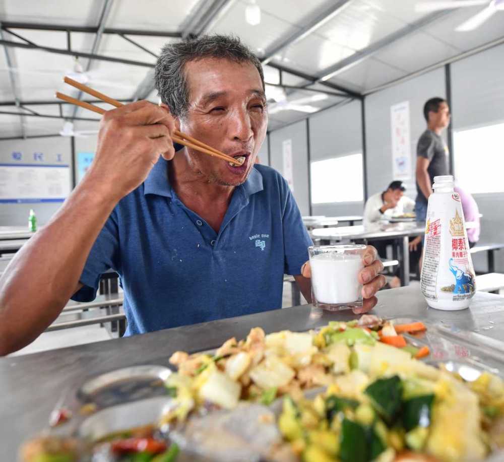 工人在设施完备的工地食堂里用餐