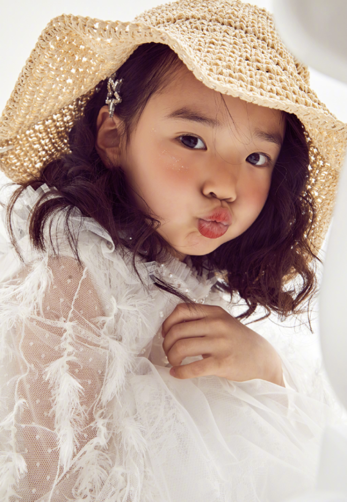 董璇分享女儿九宫格写真,烫卷发穿公主裙,造型成熟镜头感十足