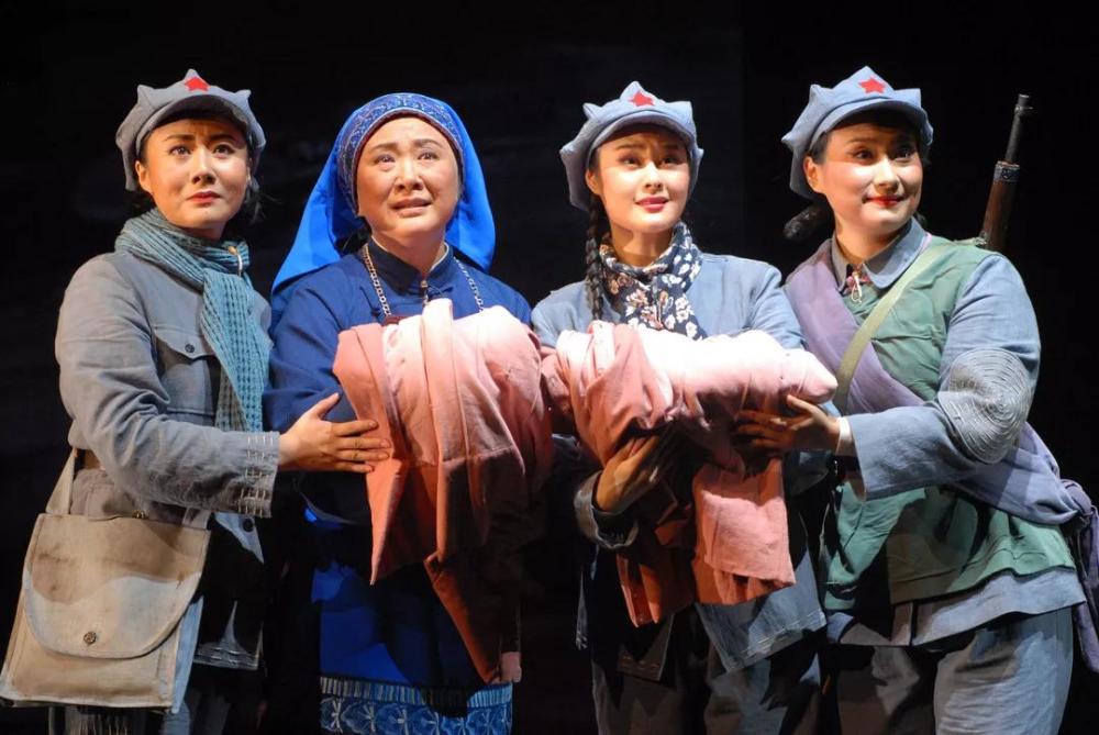 周周有戏睇|民族歌剧《半条红军被》诉说峥嵘岁月_腾讯新闻