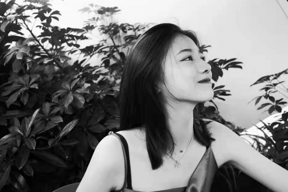 汪峰大女儿晒生活照,背部线条优美,网友:小苹果快出道