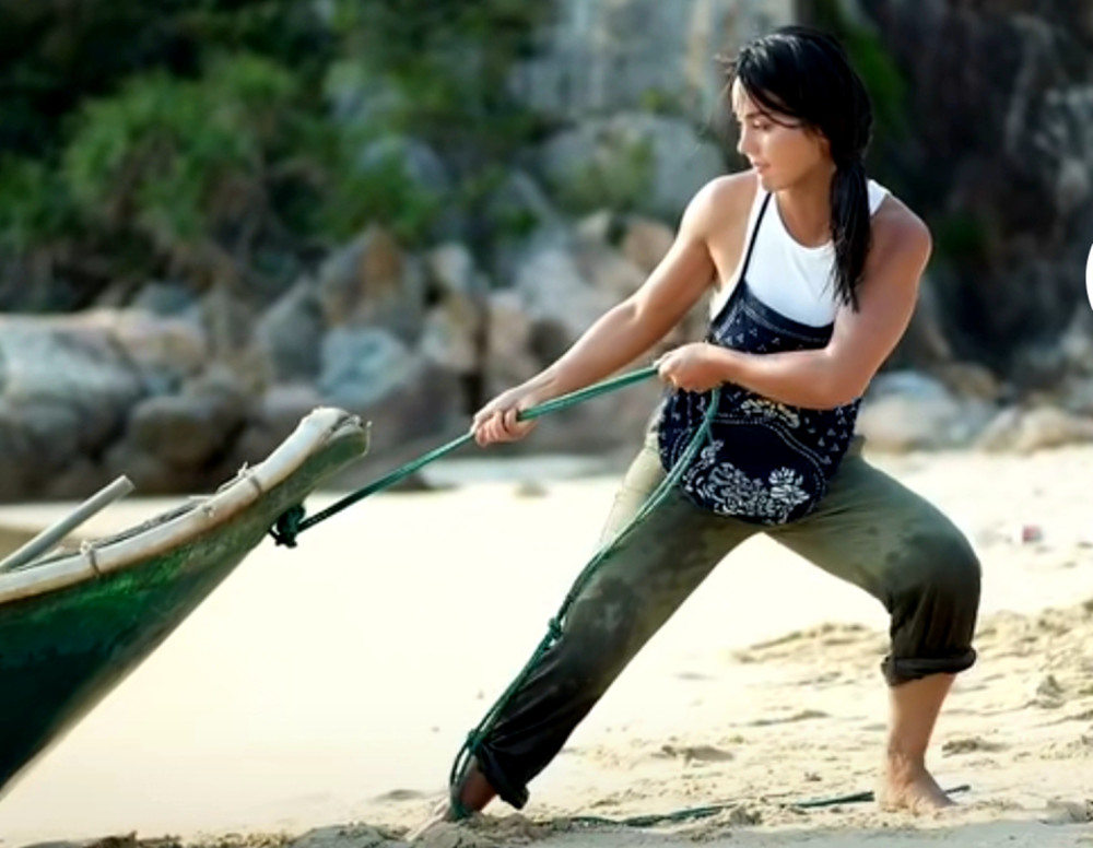 胡闹闹用了87个视频半年就涨粉300万挑战金晨手臂夹鸡蛋