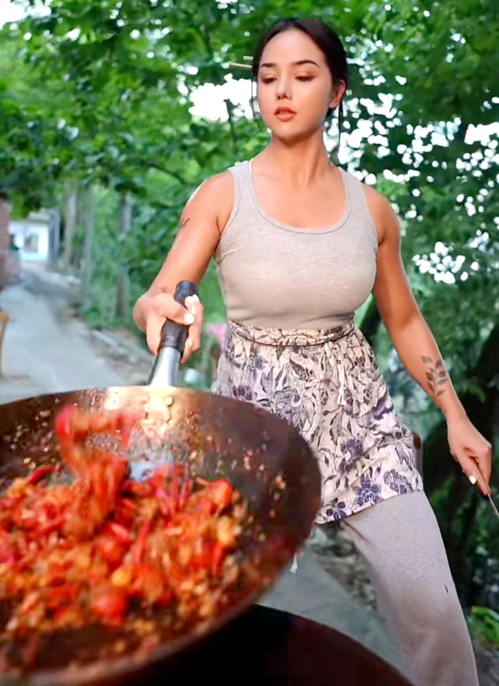 胡闹闹用了87个视频半年就涨粉300万挑战金晨手臂夹鸡蛋