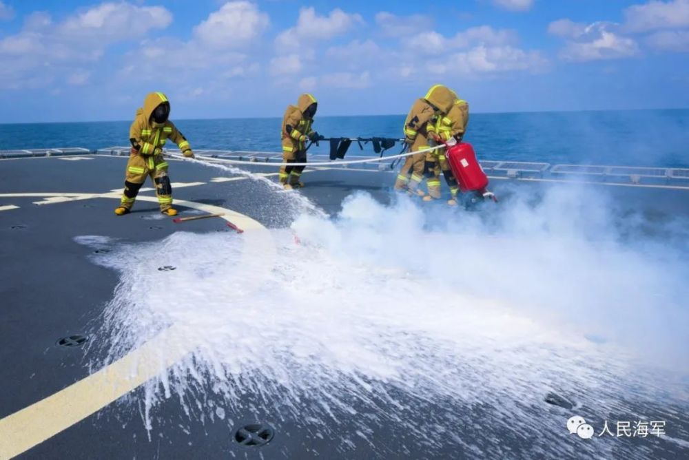机舱起火,损管队组织灭火"官兵就有足够的安全感只要有他们在海上补给