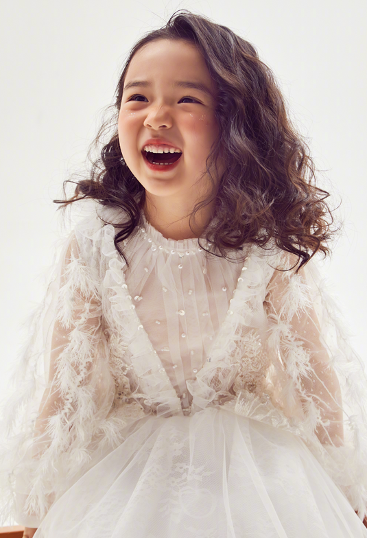 当天,小酒窝穿着一件白色连衣公主裙,搭配黑色马丁靴,她的脸上化着