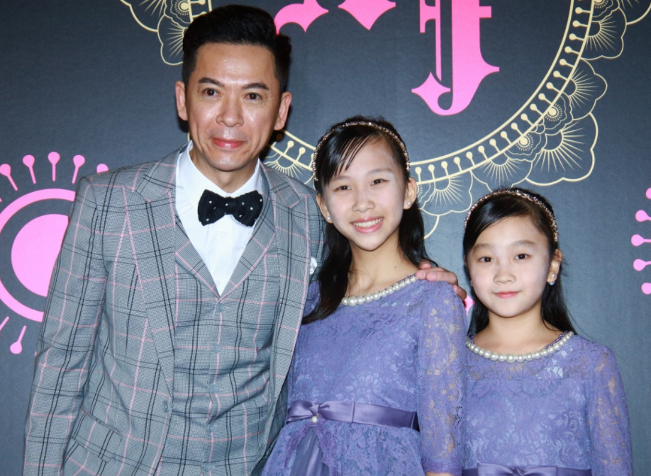 56岁tvb前艺人郭政鸿为长女庆生罕见晒合照两父女长相神似