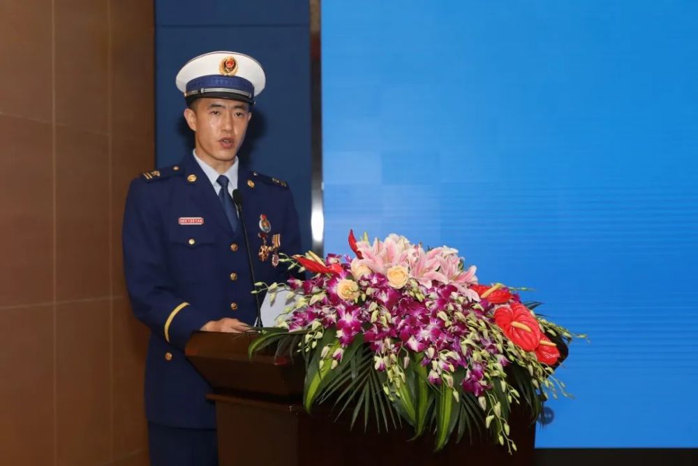 上海市消防救援总队隆重举行消防员晋衔任职仪式