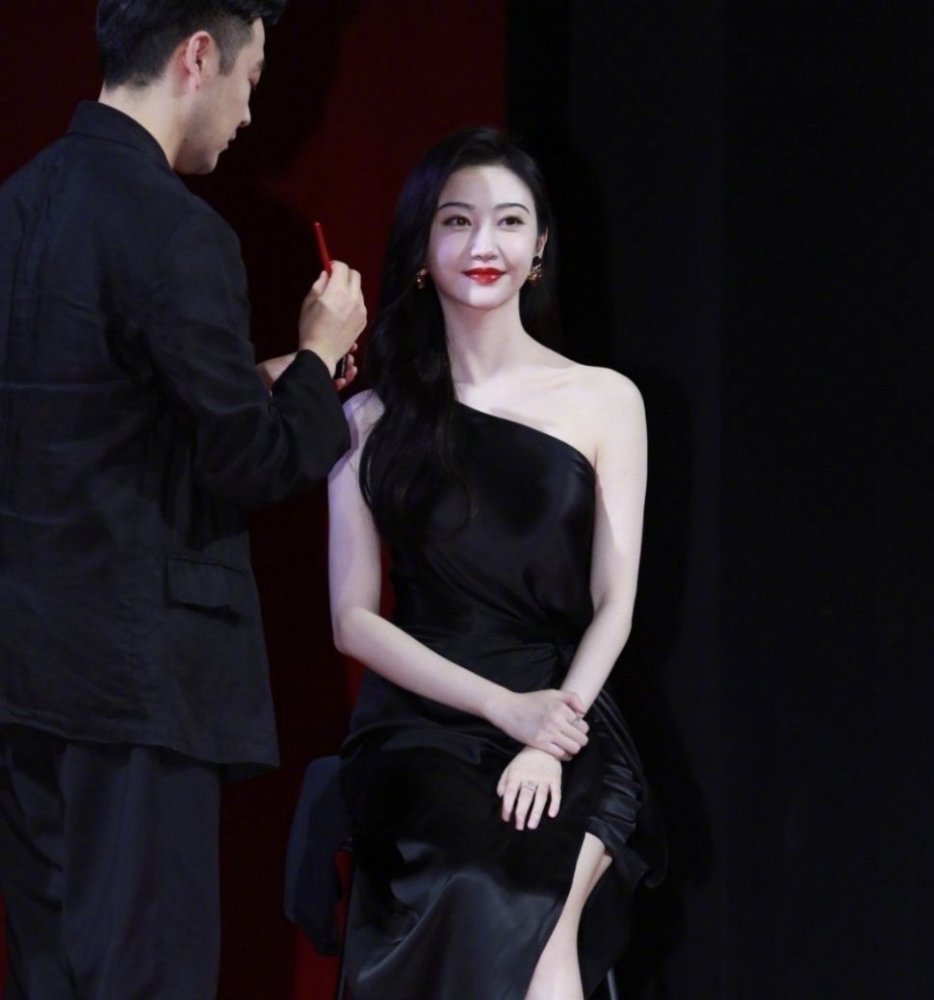 景甜美貌被高估了?最新生图脸肿法令纹明显,网友:皮肤白加分了