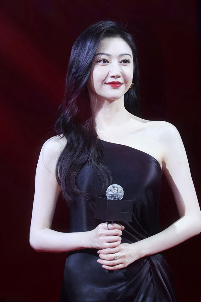 景甜美貌被高估了?最新生图脸肿法令纹明显,网友:皮肤白加分了