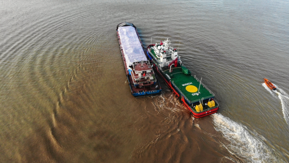 载重2800吨货船在江中激流失舵消防员紧急救援