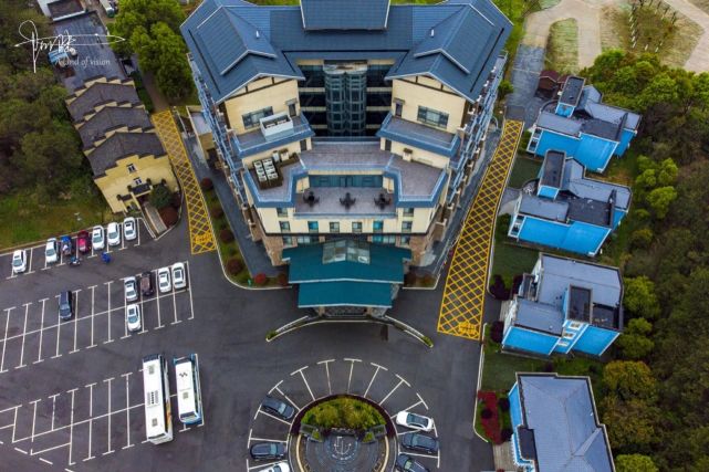 到武汉旅游时,遇见一个圆形的停车场,航拍视角下相当"卡哇依"