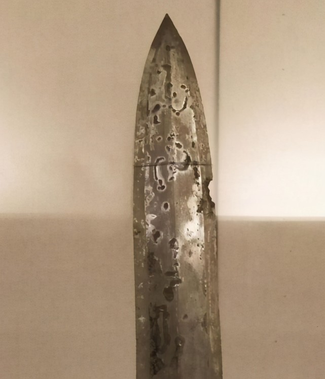 吴王光剑刚出土时寒芒逼人,几分钟后遭村民哄抢,断成六截