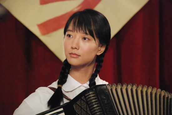 由于之前周冬雨影版静秋实在深入人心,王珞丹版静秋,被媒体戏称为"最