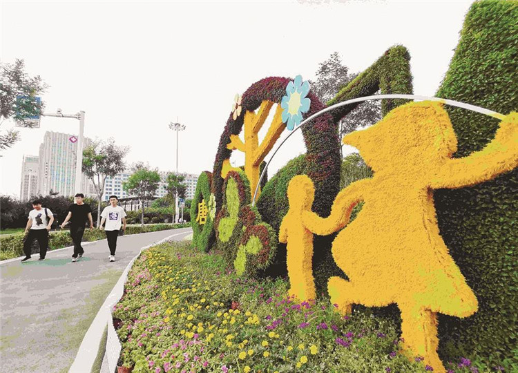 近日,唐山市建设路与多个道路交汇口涌现出一批主题景观小品.