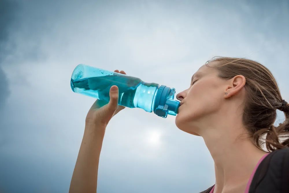 夏天宜多喝水?这咋还喝出事儿了