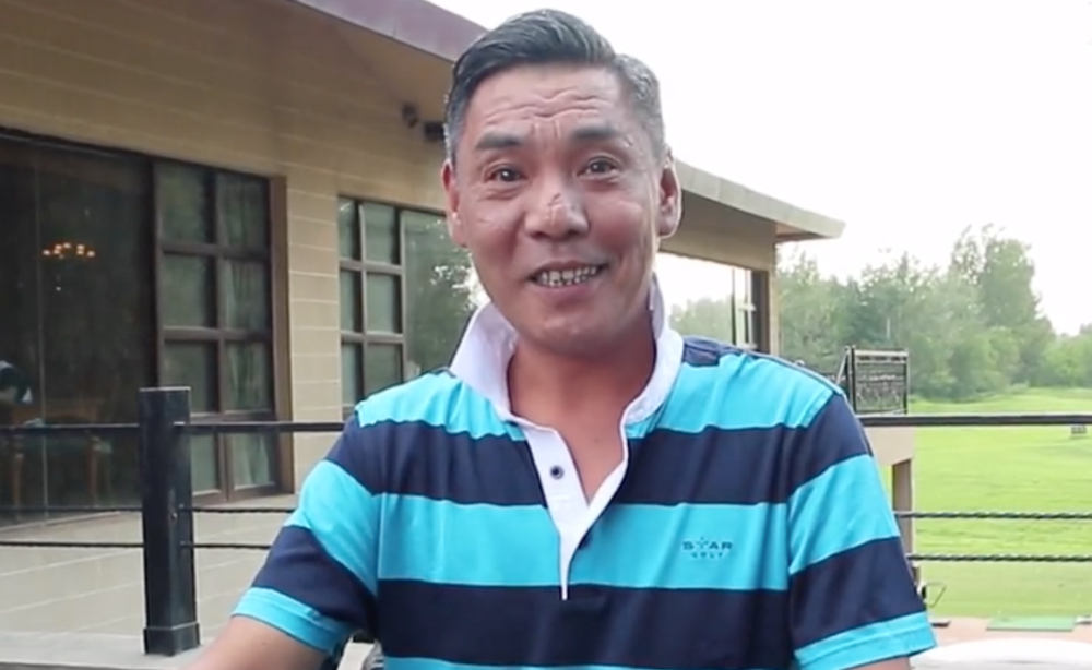 54岁歌手屠洪刚罕露面皱纹横生头发渐白显老态鼻子伤痕惹人疑