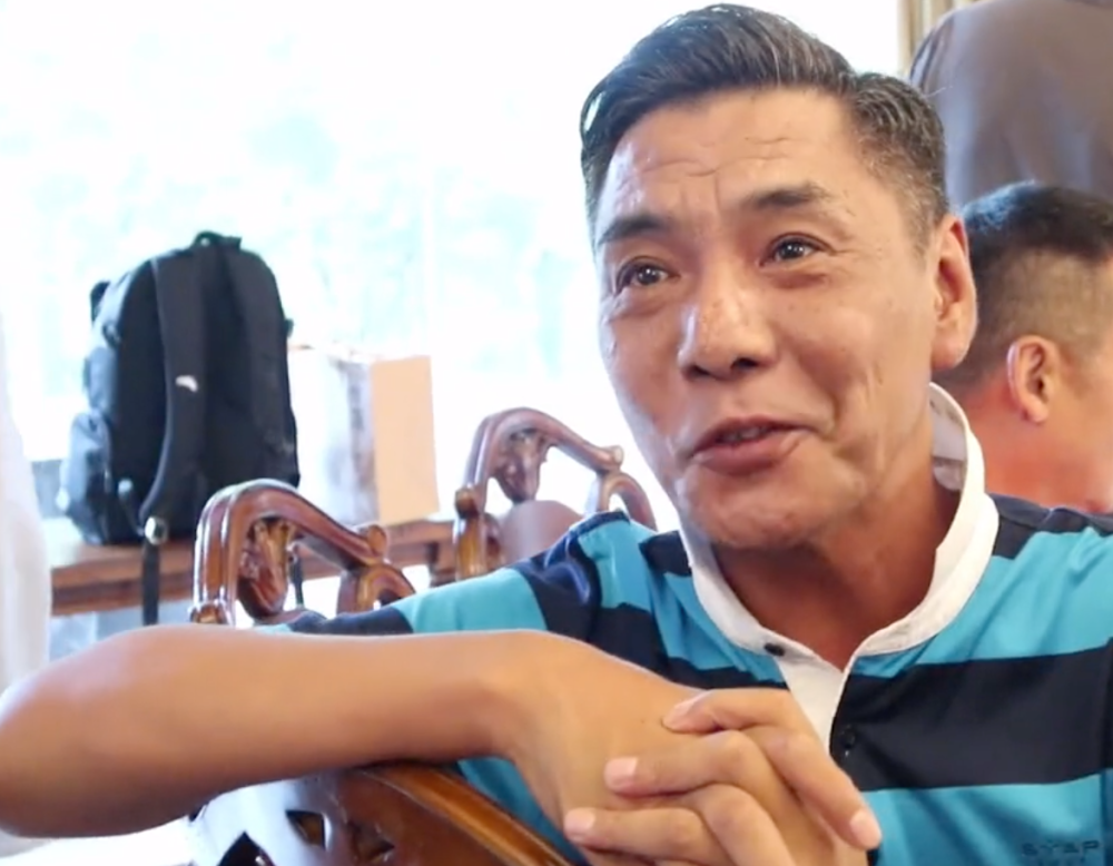 54岁歌手屠洪刚罕露面皱纹横生头发渐白显老态鼻子伤痕惹人疑