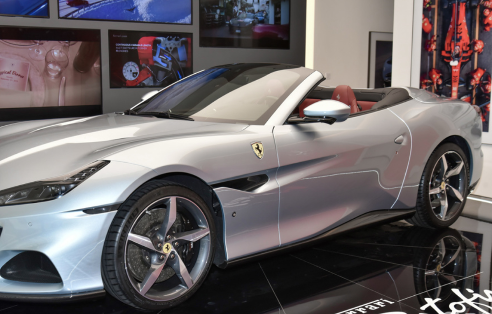 2月份刚上市实用型的4座版法拉利配v型8缸39t引擎