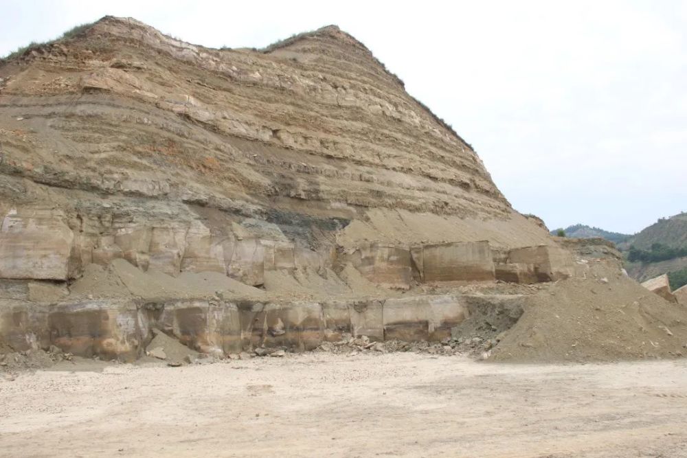 据有关部门统计,由于历史原因安塞全区共形成非法采石碎石场上百处