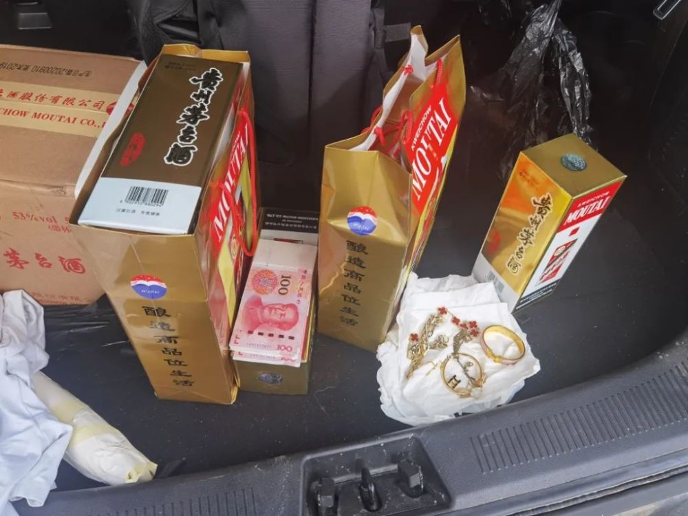 (被盗钱款,茅台酒,金器首饰等物) "这些都是朋友阿强委托我们卖的"