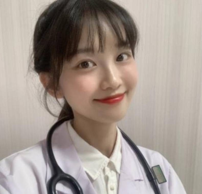 女生攻读北大医学博士因高颜值娃娃脸走红网上却是骂声一片