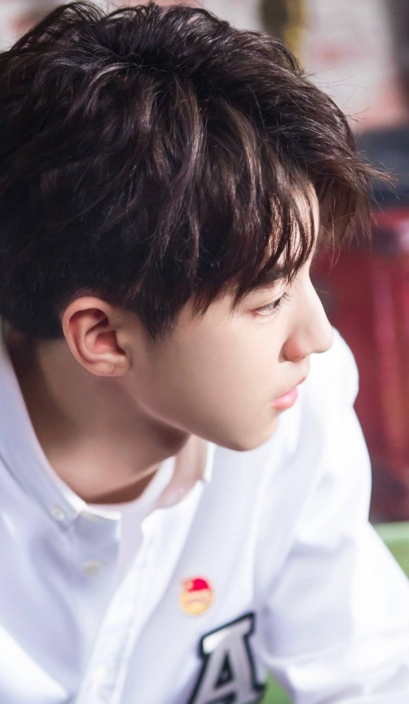 王俊凯壁纸侧脸真的太绝了